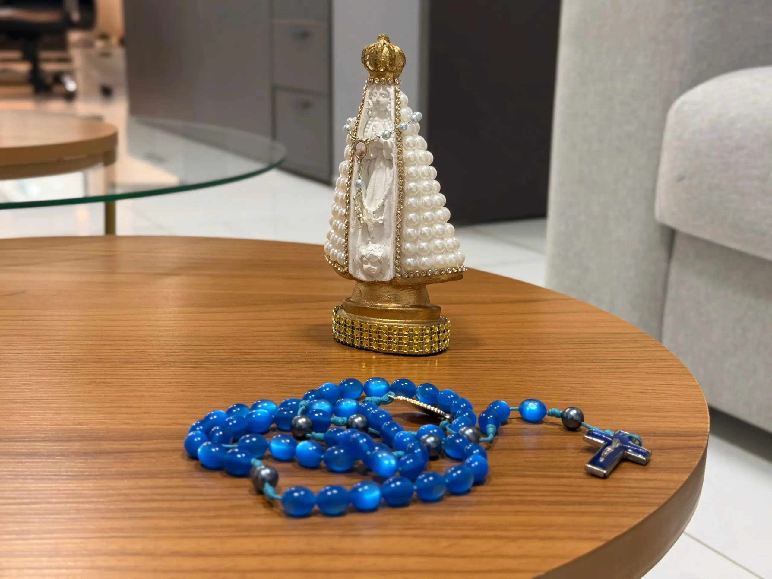 Empresária acreana só usa azul e branco há 8 anos após milagre atribuído a Nossa Senhora Aparecida na cura do neto