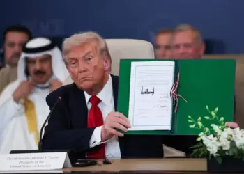 Presidente dos Estados Unidos, Donald Trump, assina junto com outros líderes mundiais acordo de cessar-fogo em Gaza durante cúpula no Egito em 13 de outubro de 2025. — Foto: REUTERS/Suzanne Plunkett/Pool