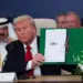 Presidente dos Estados Unidos, Donald Trump, assina junto com outros líderes mundiais acordo de cessar-fogo em Gaza durante cúpula no Egito em 13 de outubro de 2025. — Foto: REUTERS/Suzanne Plunkett/Pool