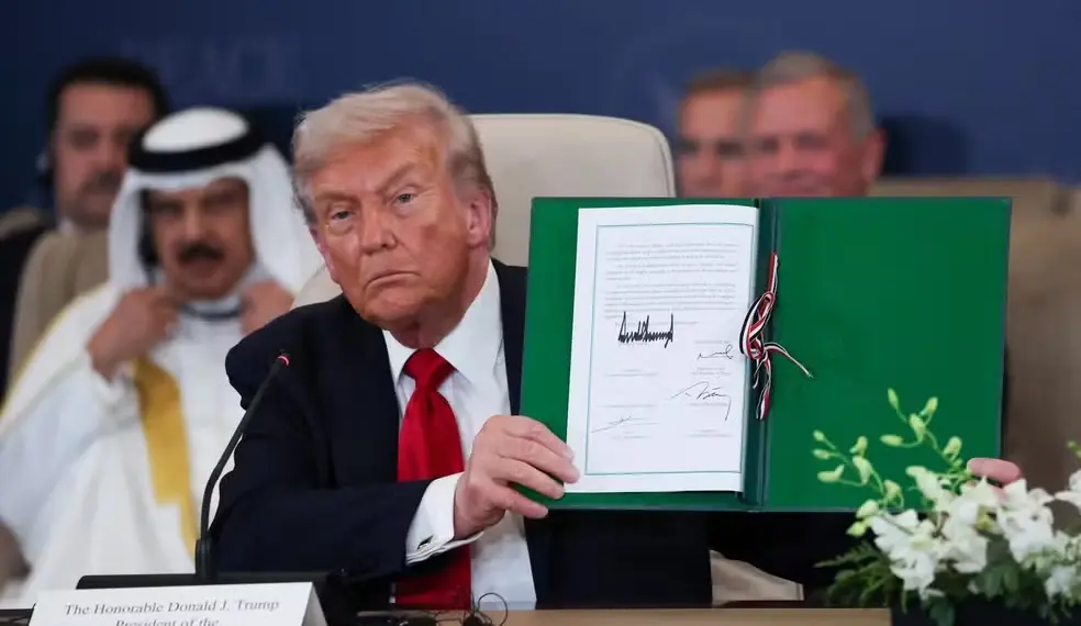 Presidente dos Estados Unidos, Donald Trump, assina junto com outros líderes mundiais acordo de cessar-fogo em Gaza durante cúpula no Egito em 13 de outubro de 2025. — Foto: REUTERS/Suzanne Plunkett/Pool