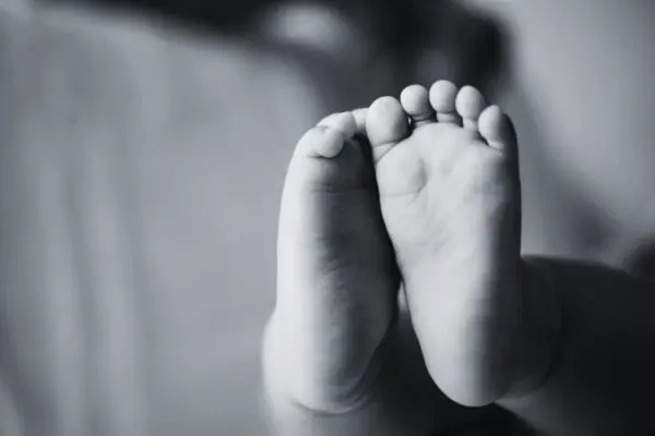 Bebê de 1 ano morre após sofrer violência física e sexual; polícia civil investiga o caso