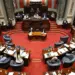 Senadores do Uruguai debatem projeto de lei que legaliza a eutanásia em 15 de outubro de 2025. — Foto: Santiago Mazzarovich/AFP