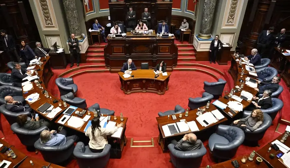 Senadores do Uruguai debatem projeto de lei que legaliza a eutanásia em 15 de outubro de 2025. — Foto: Santiago Mazzarovich/AFP