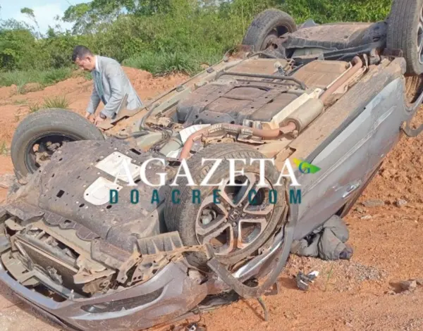 Promotor de Justiça de Xapuri sofre acidente, capota veículo e escapa com ferimentos leves na Estrada da Variante