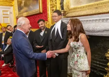 Anitta se encontra com Rei Charles III na Inglaterra — Foto: Ian Jones/Divulgação