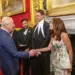 Anitta se encontra com Rei Charles III na Inglaterra — Foto: Ian Jones/Divulgação