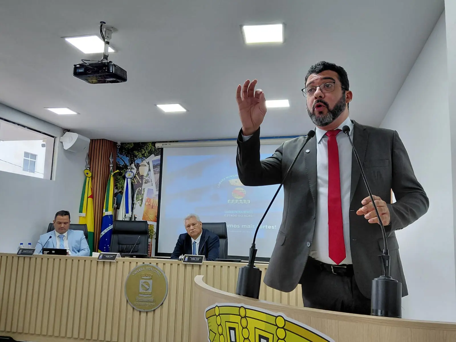 Oposição vai pra cima do '1001 Dignidades' e denuncia que madeira para casas está estragando 2 Oposição vai pra cima do '1001 Dignidades' e denuncia que madeira para casas está estragando