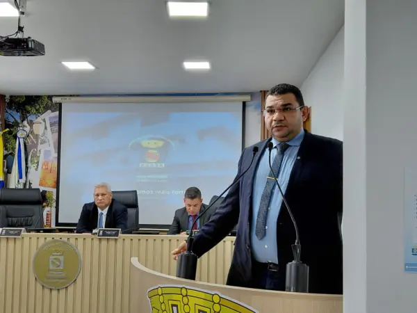 Oposição vai pra cima do '1001 Dignidades' e denuncia que madeira para casas está estragando