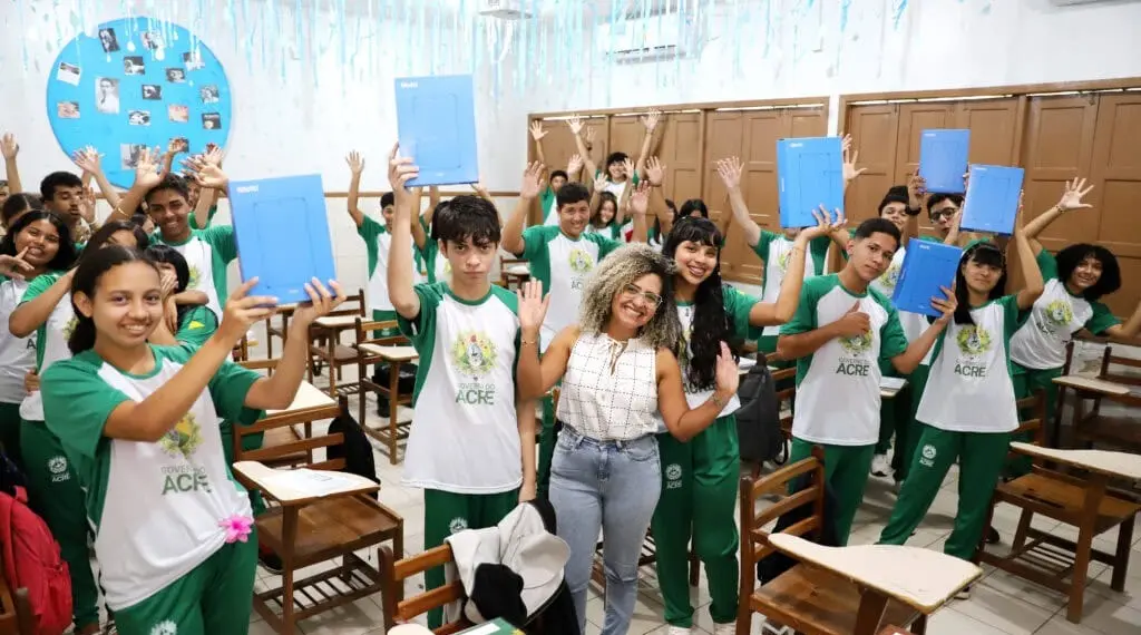 Estudantes da Escola Estadual Henrique Lima comemoram a chegada dos novos tablets entregues pelo governo do Acre. Foto: Mardilson Gomes/SEE