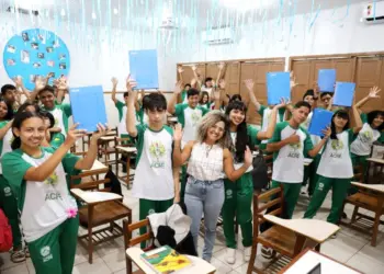 Estudantes da Escola Estadual Henrique Lima comemoram a chegada dos novos tablets entregues pelo governo do Acre. Foto: Mardilson Gomes/SEE