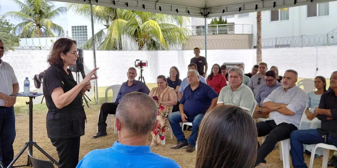 Damares insinua a pastores do AC que governo Lula é 'do inferno' e que há movimentações espirituais no país