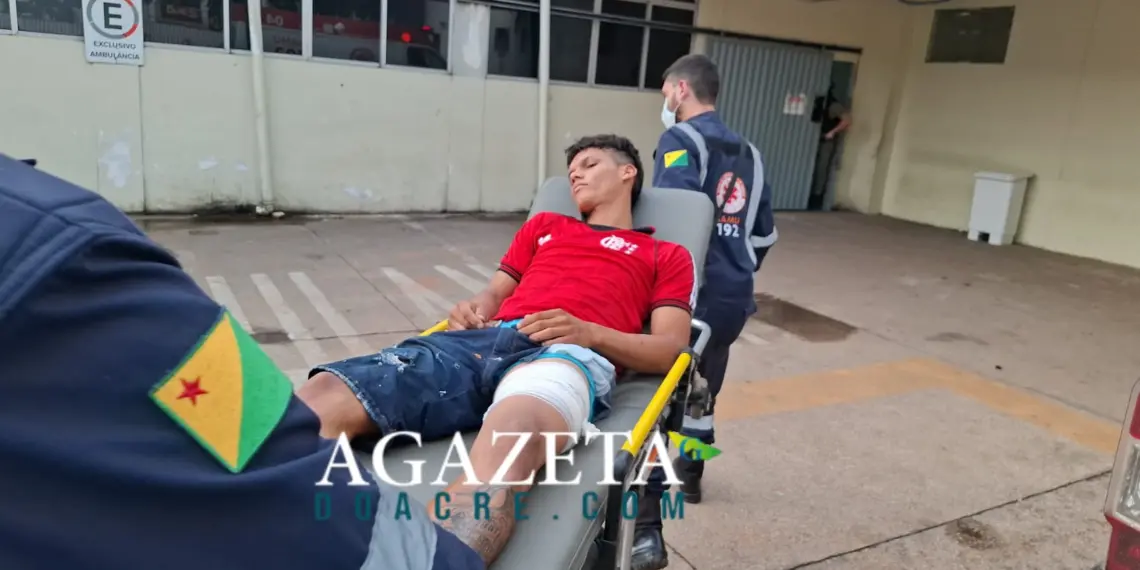 Jovem é baleado e atacado com terçado em ônibus no bairro Carandá, em Rio Branco