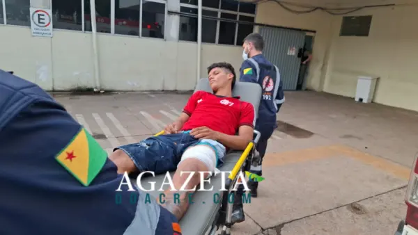 Jovem é baleado e atacado com terçado em ônibus no bairro Carandá, em Rio Branco