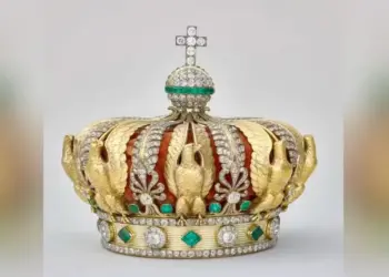 Coroa da imperatriz francesa Eugênia, uma das peças roubadas do museu do Louvre em 19 de outubro de 2025 — Foto: Museu do Louvre/Divulgação