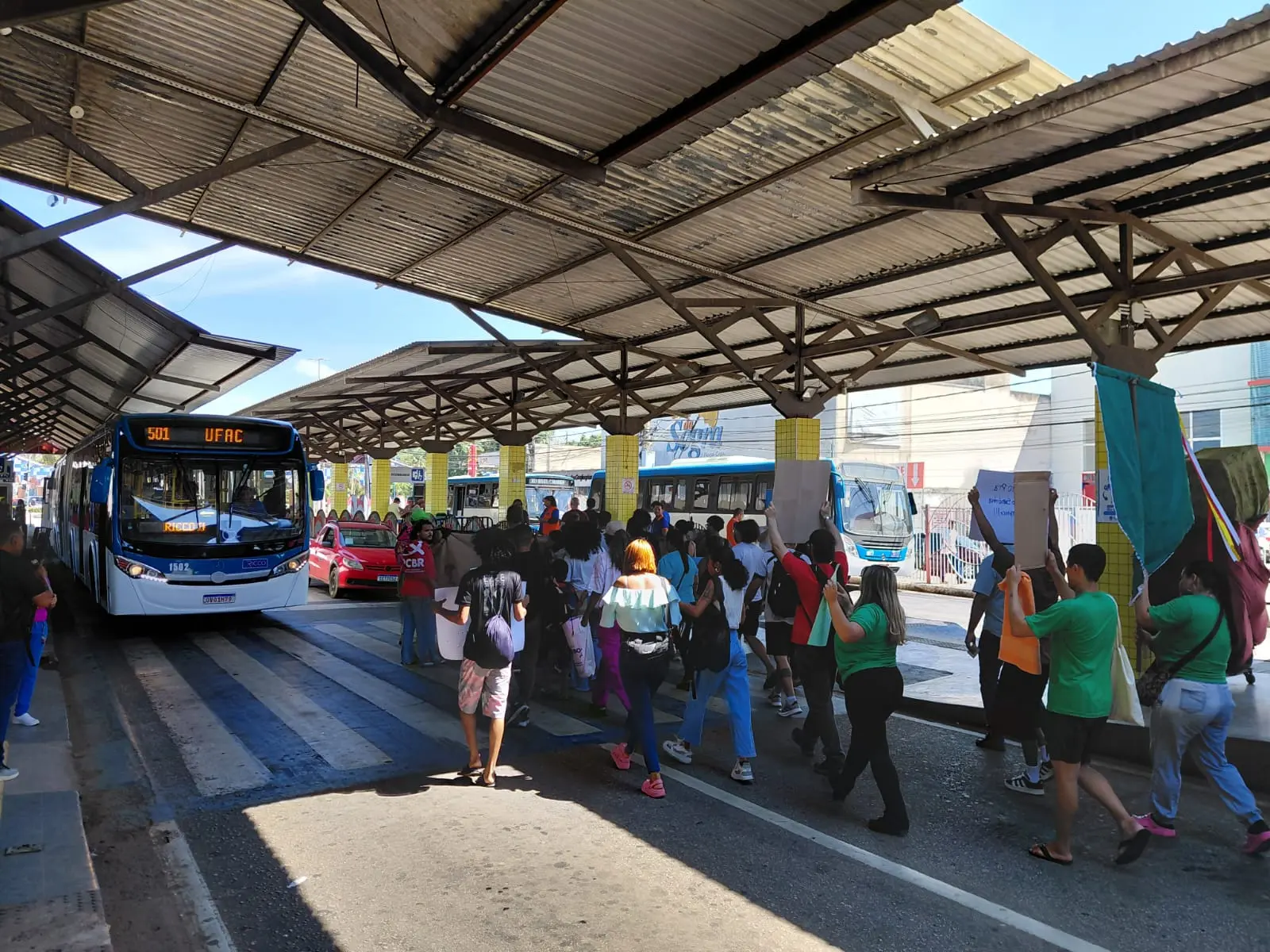Manifestantes entram no Terminal para protestar contra condições dos ônibus e são apoiados por populares 1 Manifestantes entram no Terminal para protestar contra condições dos ônibus e são apoiados por populares