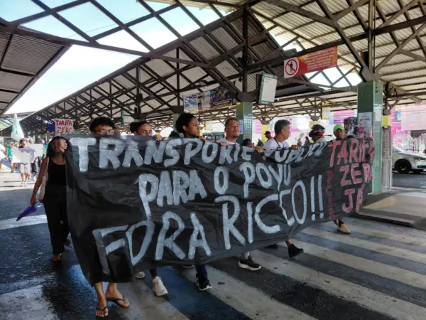 Manifestantes entram no Terminal para protestar contra condições dos ônibus e são apoiados por populares