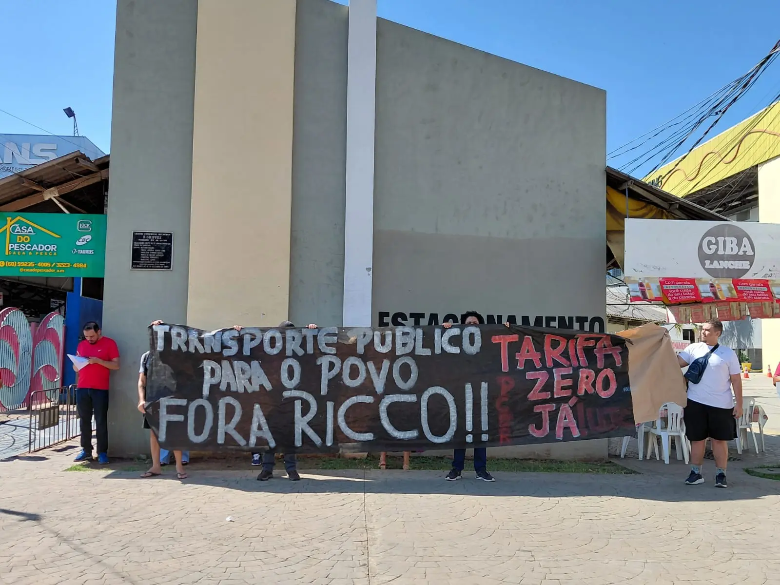 Manifestantes entram no Terminal para protestar contra condições dos ônibus e são apoiados por populares 2 Manifestantes entram no Terminal para protestar contra condições dos ônibus e são apoiados por populares