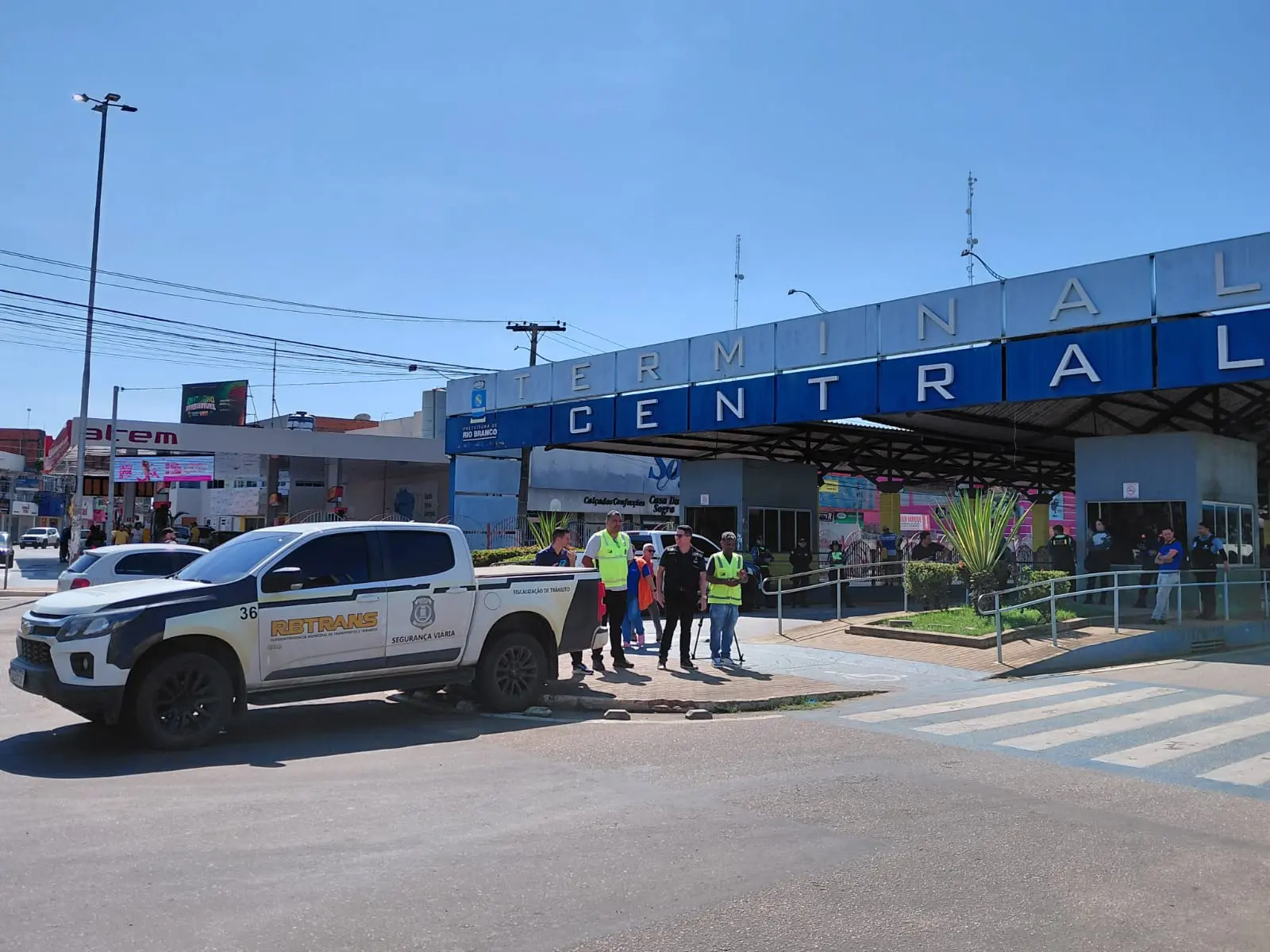 Manifestantes entram no Terminal para protestar contra condições dos ônibus e são apoiados por populares 3 Manifestantes entram no Terminal para protestar contra condições dos ônibus e são apoiados por populares