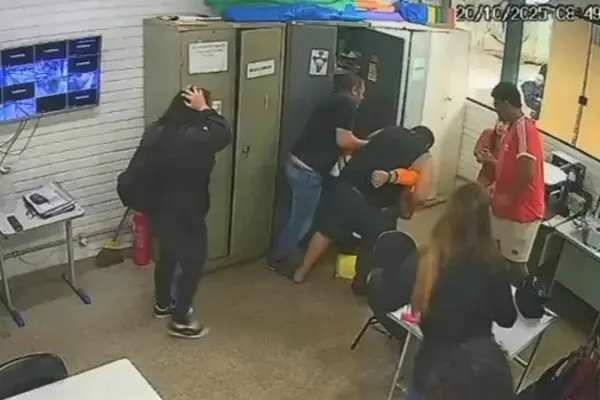 Pai de aluna agride professor dentro da escola após bronca por celular