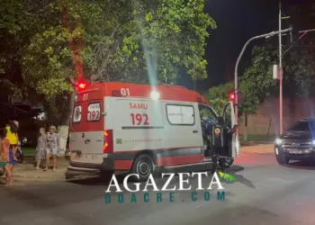 Motociclista com deficiência fica ferido após ser atingido por veículo em alta velocidade em Rio Branco