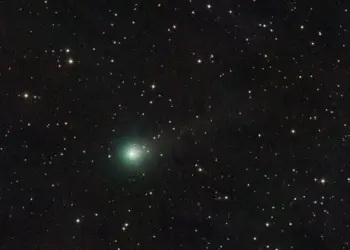 Cometa C/2025 A6 (Lemmon) registrado em 17 de setembro de 2025. O brilho esverdeado indica a presença de gases como o cianogênio e o carbono diatômico, típicos de cometas ativos. — Foto: Wikimedia/Domínio Público