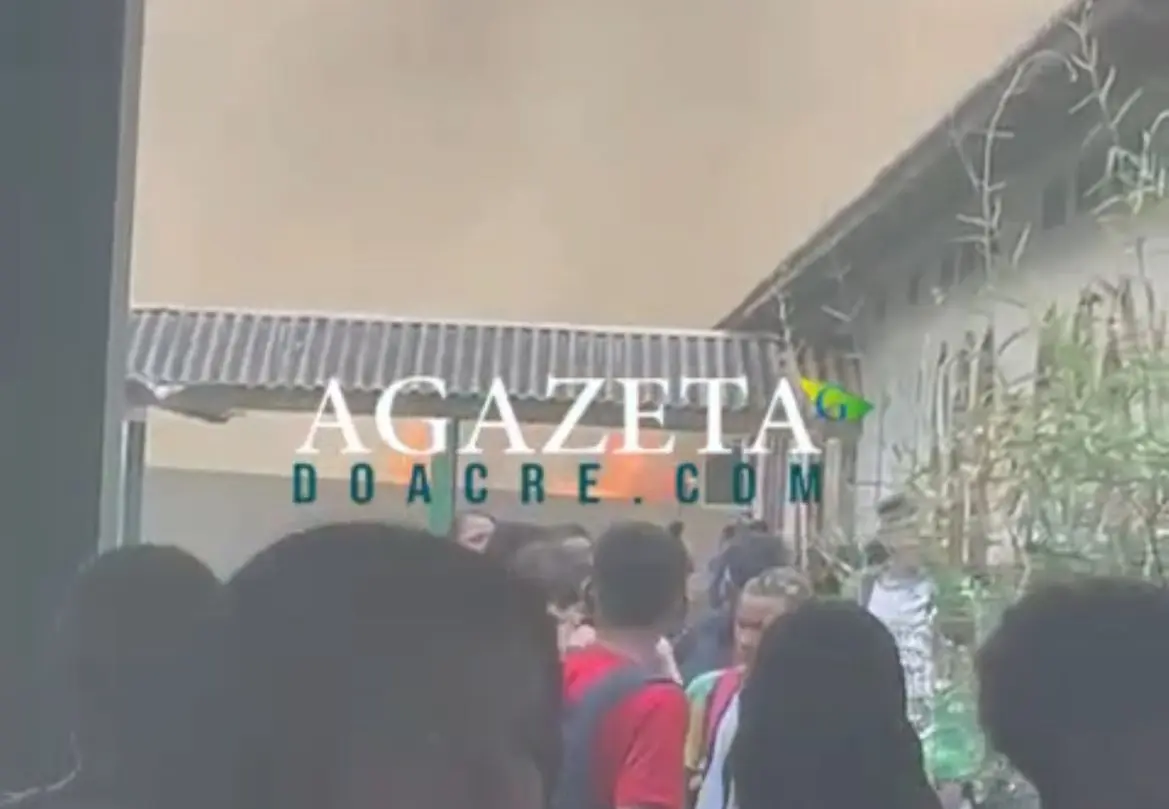VÍDEO: Fumaça de incêndio em terreno baldio força evacuação de escola na Baixada da Sobral 1 VÍDEO: Fumaça de incêndio em terreno baldio força evacuação de escola na Baixada da Sobral