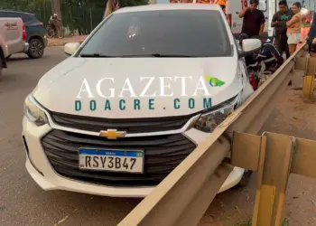 Motorista sofre mal súbito enquanto dirigia e é socorrido em estado grave após bater carro em Rio Branco