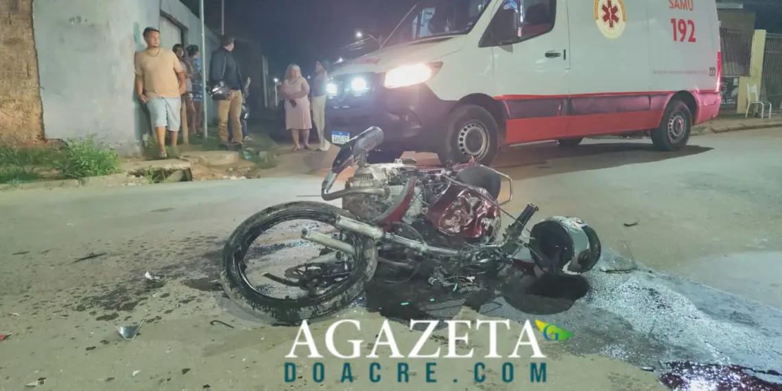 Motociclista sofre traumatismo craniano após bater em ônibus no bairro Mocinha Magalhães, em Rio Branco