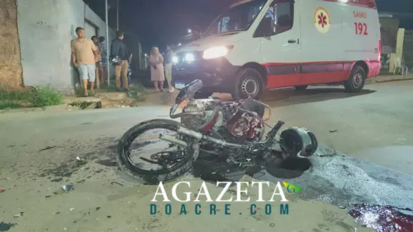 Motociclista sofre traumatismo craniano após bater em ônibus no bairro Mocinha Magalhães, em Rio Branco