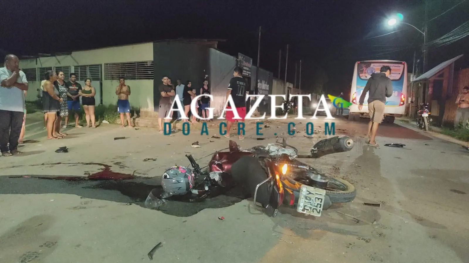 Motociclista sofre traumatismo craniano após bater em ônibus no bairro Mocinha Magalhães, em Rio Branco