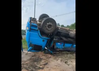 Carreta tomba na BR-364, próximo ao conjunto Universitário, em Rio Branco; assista