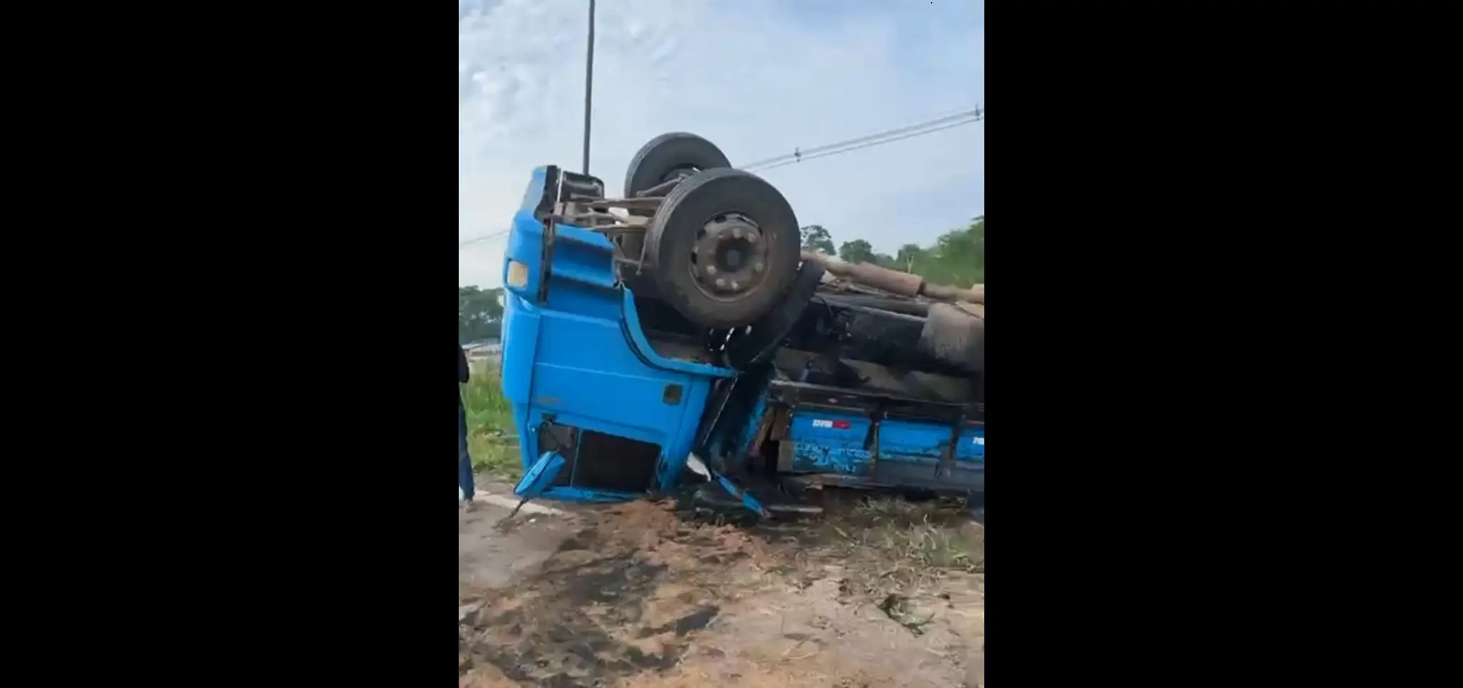 Carreta tomba na BR-364, próximo ao conjunto Universitário, em Rio Branco; assista