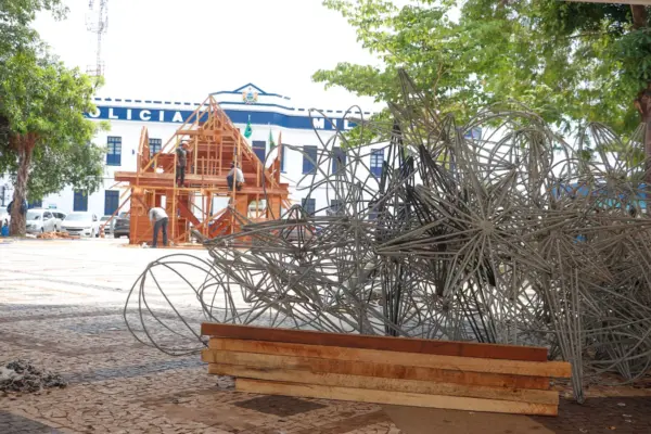 Começam os preparativos para a decoração natalina no Centro de Rio Branco