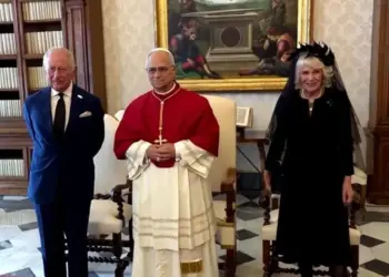 Papa Leão XIV em foto com rei Charles III e rainha Camilla, no Vaticano  • VATICAN MEDIA