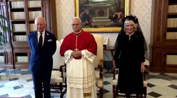 Encontro entre rei Charles III e papa Leão XIV marca reconciliação; entenda