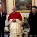 Papa Leão XIV em foto com rei Charles III e rainha Camilla, no Vaticano  • VATICAN MEDIA