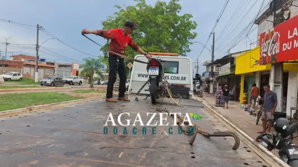 Homem é atropelado na faixa por adolescente em motocicleta no bairro Conquista 1 Homem é atropelado na faixa por adolescente em motocicleta no bairro Conquista