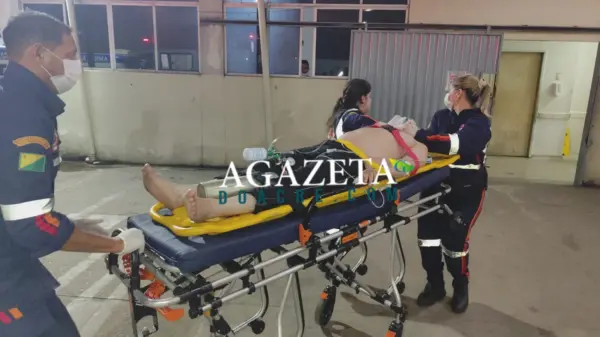 Homem cai de quatro metros enquanto limpava vidros de igreja no bairro Vila Acre e internado em estado grave no PS 1 Homem cai de quatro metros enquanto limpava vidros de igreja no bairro Vila Acre e internado em estado grave no PS