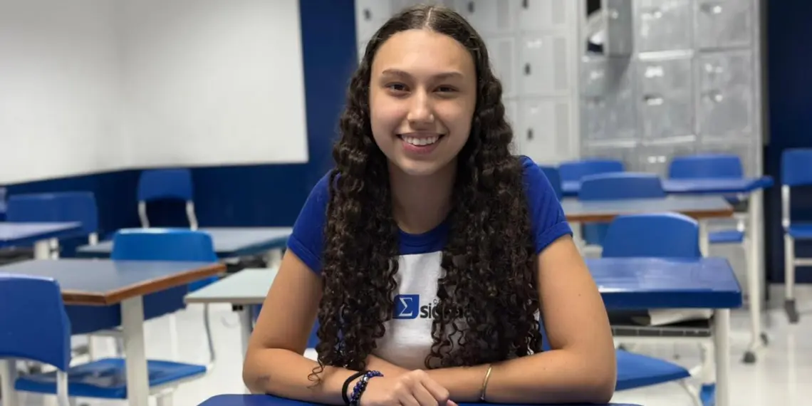 Beatriz Fernandes, de 18 anos, vive uma rotina intensa de estudos - Foto: Kauã Lucas