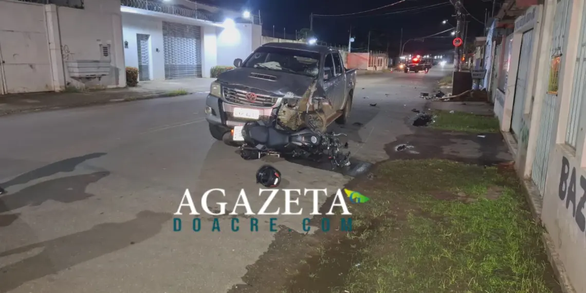 VÍDEO: Motociclista fica gravemente ferida após colisão com caminhonete em Rio Branco 1 VÍDEO: Motociclista fica gravemente ferida após colisão com caminhonete em Rio Branco
