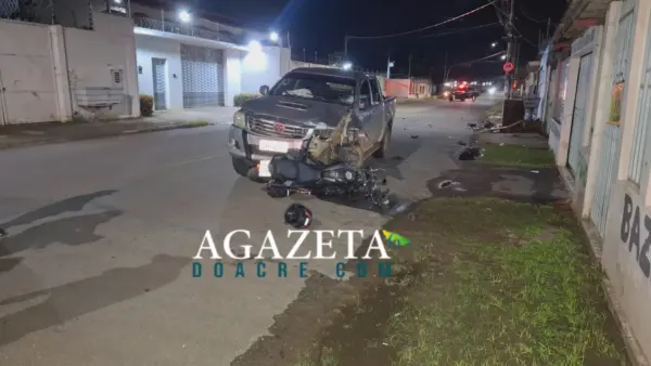 VÍDEO: Motociclista fica gravemente ferida após colisão com caminhonete em Rio Branco 1 VÍDEO: Motociclista fica gravemente ferida após colisão com caminhonete em Rio Branco