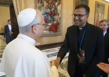 Astrônomo do Vaticano defende batismo de alienígenas 4 Conhecido por defender o diálogo entre religião e ciência, D’Souza afirmou que a descoberta de vida extraterrestre inteligente provocaria uma revolução na teologia, mas também seria um novo capítulo na compreensão da criação divina - (crédito: Reprodução/Vatican Media)