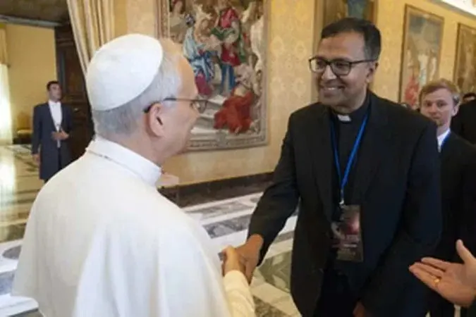 Astrônomo do Vaticano defende batismo de alienígenas 1 Conhecido por defender o diálogo entre religião e ciência, D’Souza afirmou que a descoberta de vida extraterrestre inteligente provocaria uma revolução na teologia, mas também seria um novo capítulo na compreensão da criação divina - (crédito: Reprodução/Vatican Media)