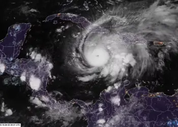 Furacão Melissa atinge categoria 5 e ameaça países do Caribe com ventos de 260 km/h; Jamaica evacua moradores 38 Imagem de satélite mostra furacão Melissa, de categoria 5, sobre o mar do Caribe em 26 de outubro de 2025. — Foto: RAMMB/CIRA handout via AFP