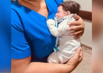Mulher leva bebê reborn para consulta médica em UPA: 'sintomas de gripe' 2 Mulher busca atendimento para bebê reborn em Várzea Grande no domingo (26) — Foto: Reprodução