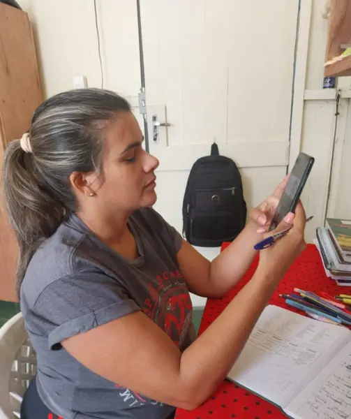 Quando a sala é a Amazônia: aulas virtuais conectam alunos do interior a novos idiomas