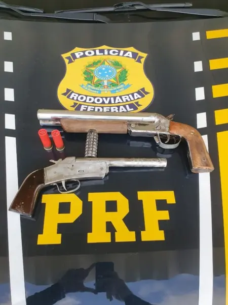 Mulher é presa em flagrante com armas caseiras na BR-317, no interior do Acre