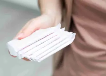 Saiba como conseguir autorização para retirar absorventes gratuitos 2 Sinenkiy via Getty Images