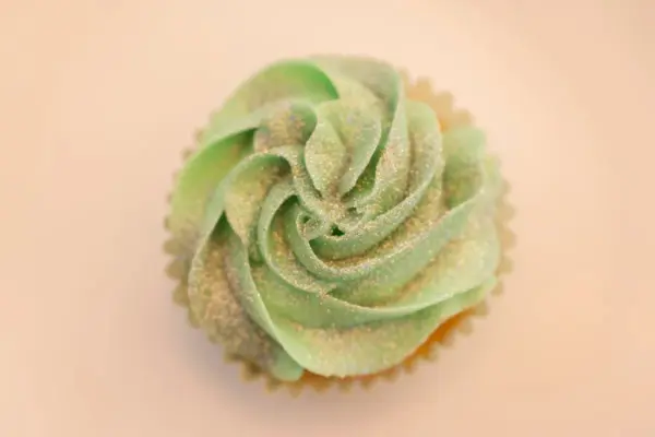 Anvisa alerta sobre riscos no uso de glitter em bolos e doces 1 Anvisa alerta sobre riscos no uso de glitter em bolos e doces