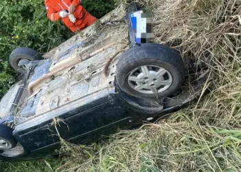 Veículo que capotou em acidente na BR-424, em Garanhuns — Foto: PRF